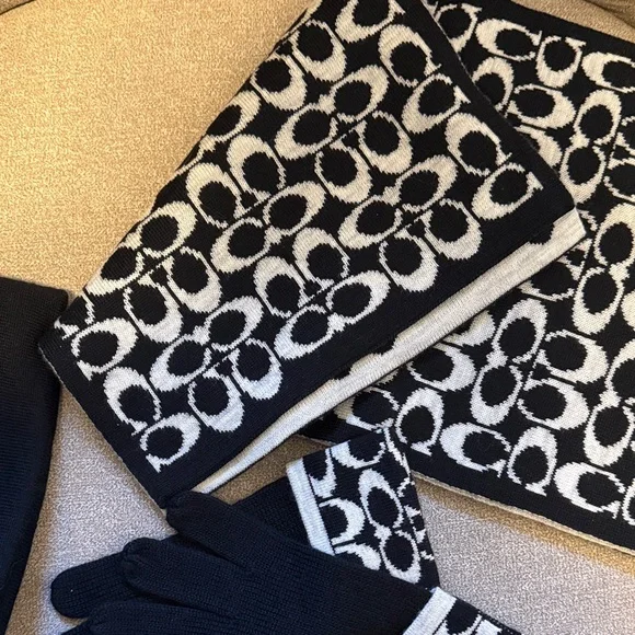 Coach Black and White Signature Scarf, hat, & mittens set NWOT - Picture 4 of 4